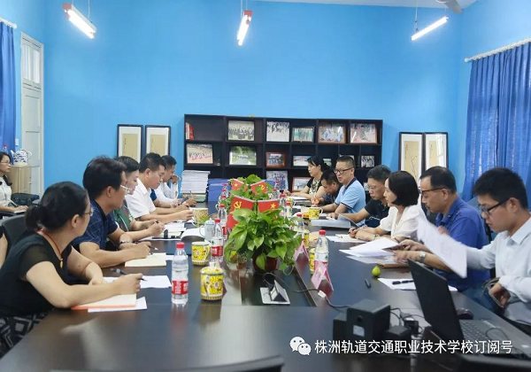 市教育局領(lǐng)導(dǎo)蒞臨我校開展專項(xiàng)視導(dǎo)工作