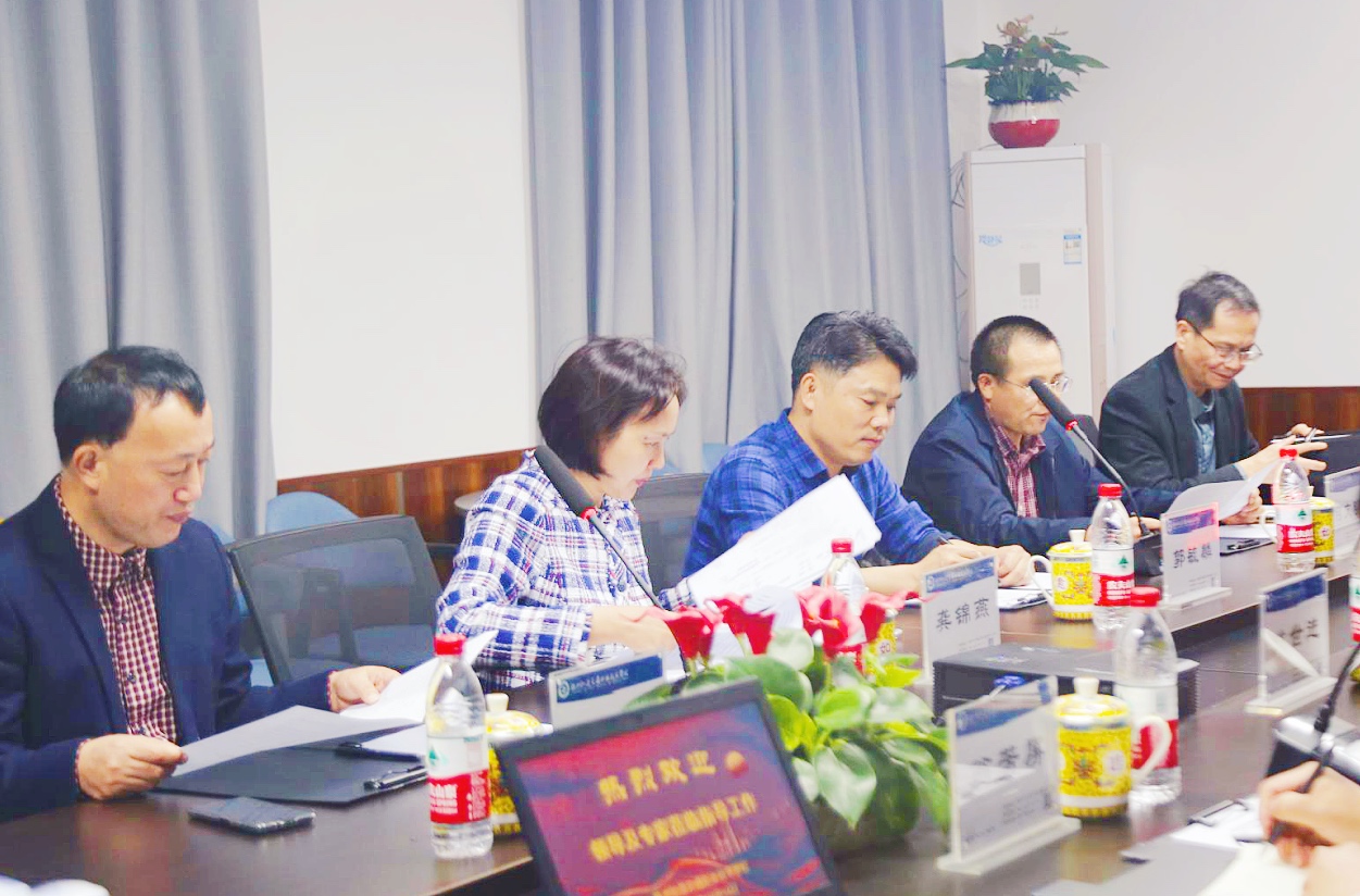 市教育局一行五人來我校開展規(guī)范辦學行為專項督查